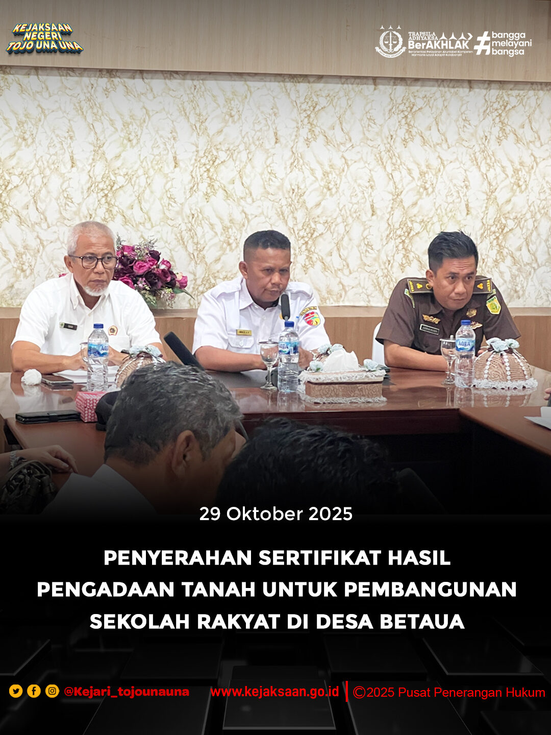 PENYERAHAN SERTIFIKAT HASIL PENGADAAN TANAH UNTUK PEMBANGUNAN SEKOLAH RAKYAT DI DESA BETAUA